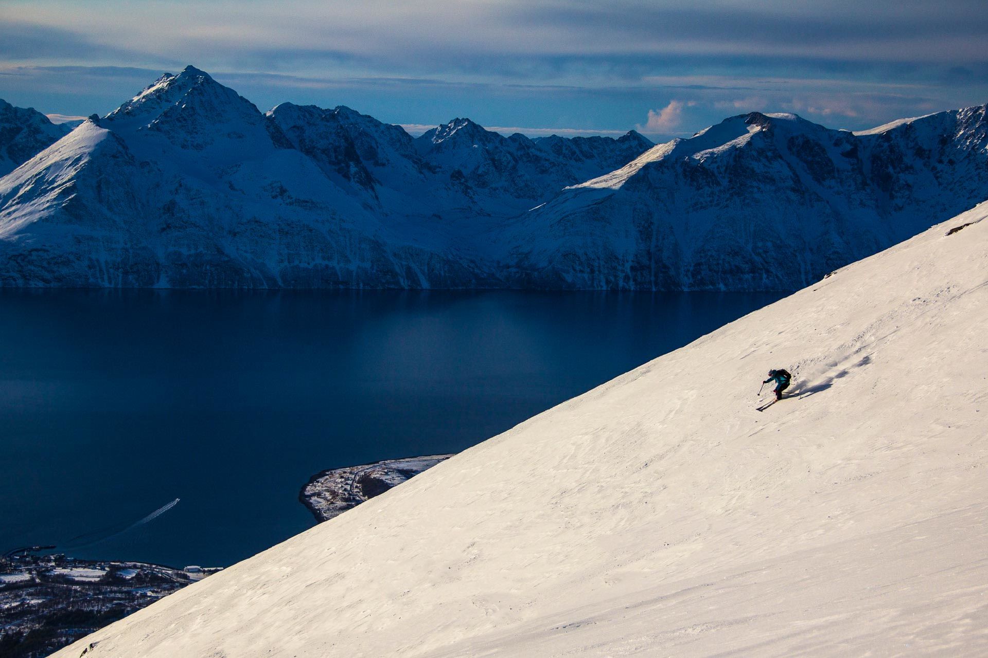 Abfahrtsgenuss In Norwegen Bei Der Skitourenreise In Die Lyngenalpen Bei Tromsoe